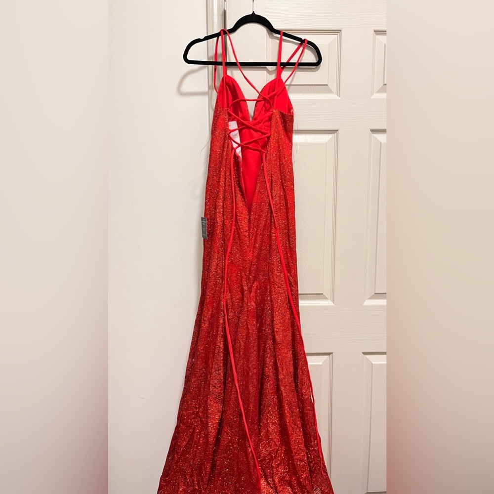 Red Prom dress never worn before. Size 4.Still has tags